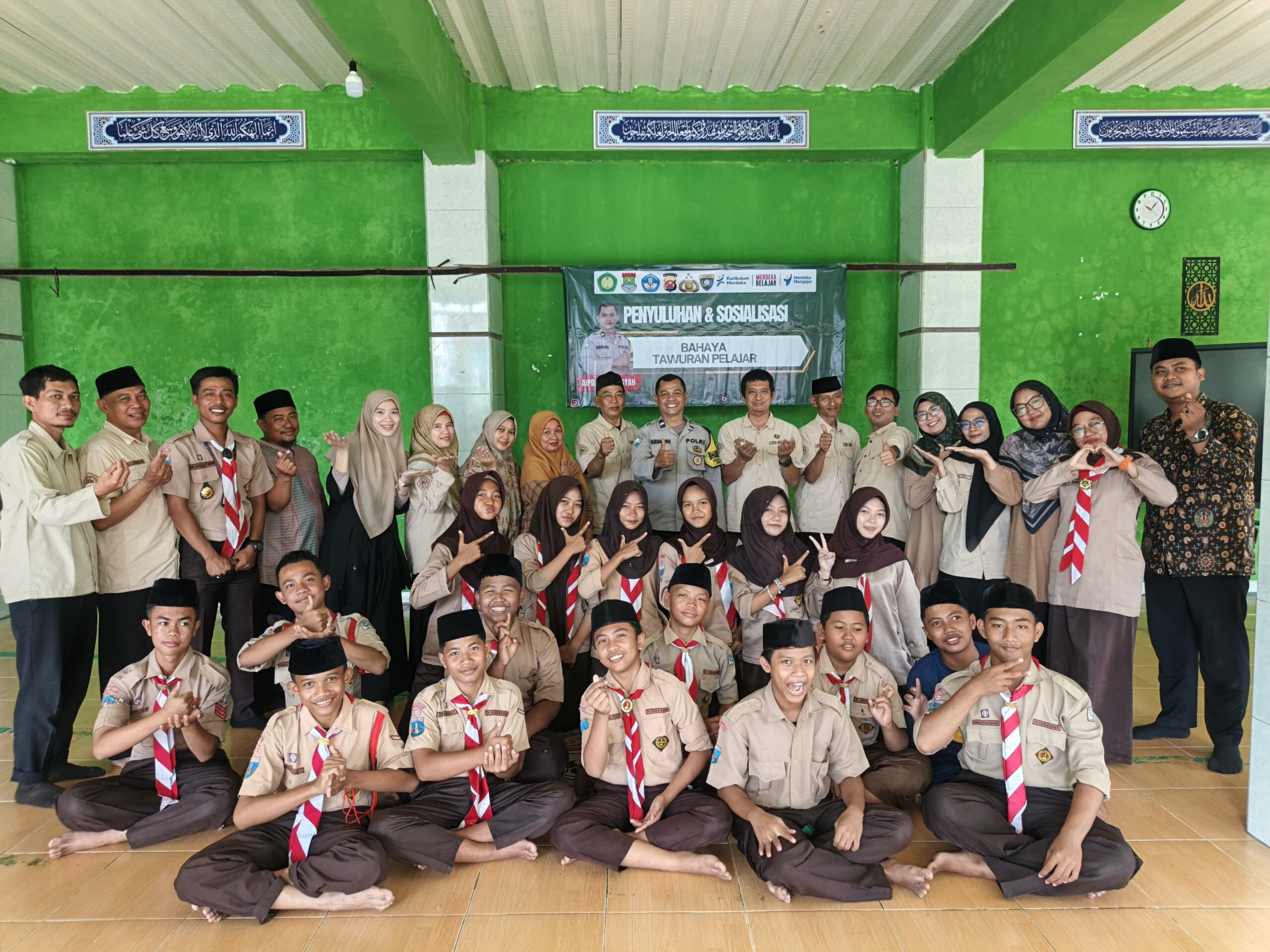 Bhabinkamtibmas Berikan Penyuluhan Bahaya Tawuran dan Bullying di SMP Islam Iqro