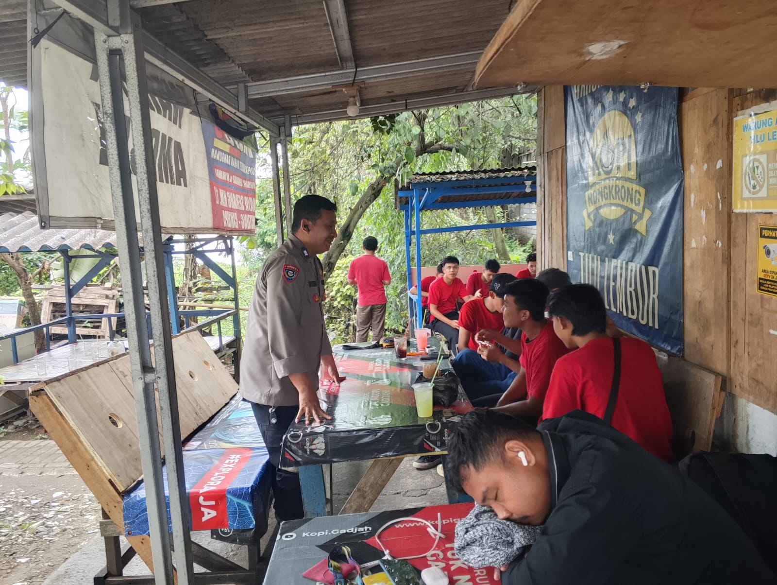 Bhabinkamtibmas Sambang Warung dan Warga Desa Bitung Jaya