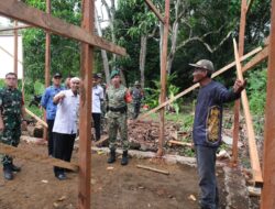 Dansatgas TMMD Wiltas Ke-127 Bersama Kabid Perkim Tinjau Progres RTLH di Linggang Amer