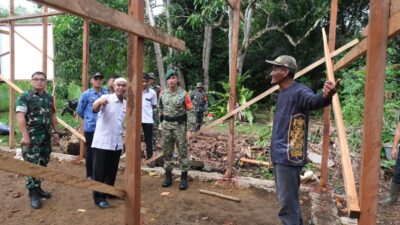 Dansatgas TMMD Wiltas Ke-127 Bersama Kabid Perkim Tinjau Progres RTLH di Linggang Amer