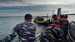 KRI Gulamah-869 Sigap Laksanakan SAR KM Wahyu Abadi 88 di Selat Sele
