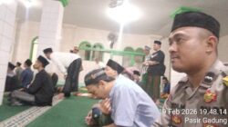 Bhabinkamtibmas Laksanakan PAM Shalat Tarawih di Desa Pasir Gadung