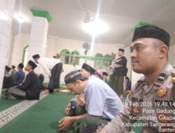 Bhabinkamtibmas Laksanakan PAM Shalat Tarawih di Desa Pasir Gadung