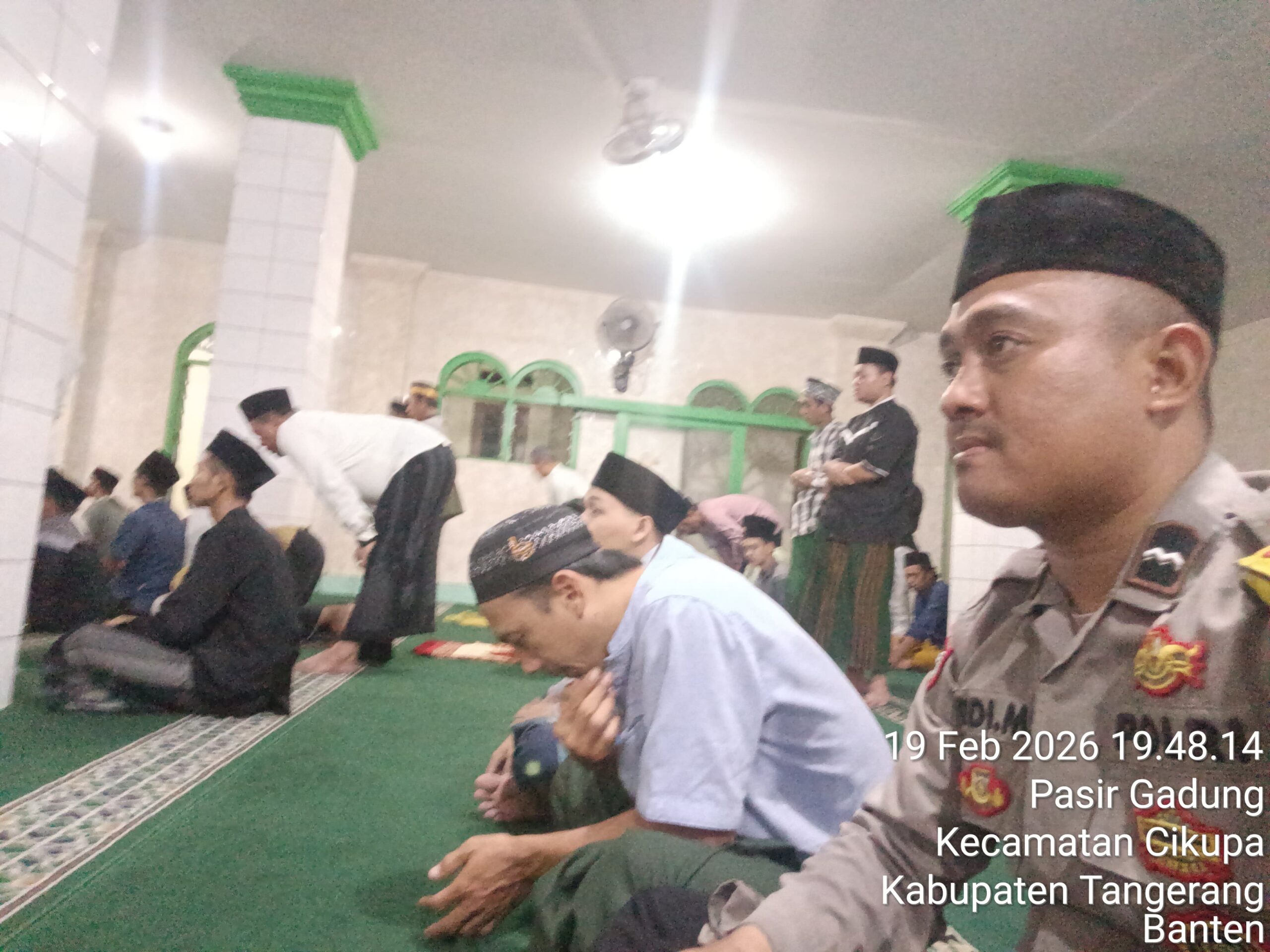 Bhabinkamtibmas Laksanakan PAM Shalat Tarawih di Desa Pasir Gadung