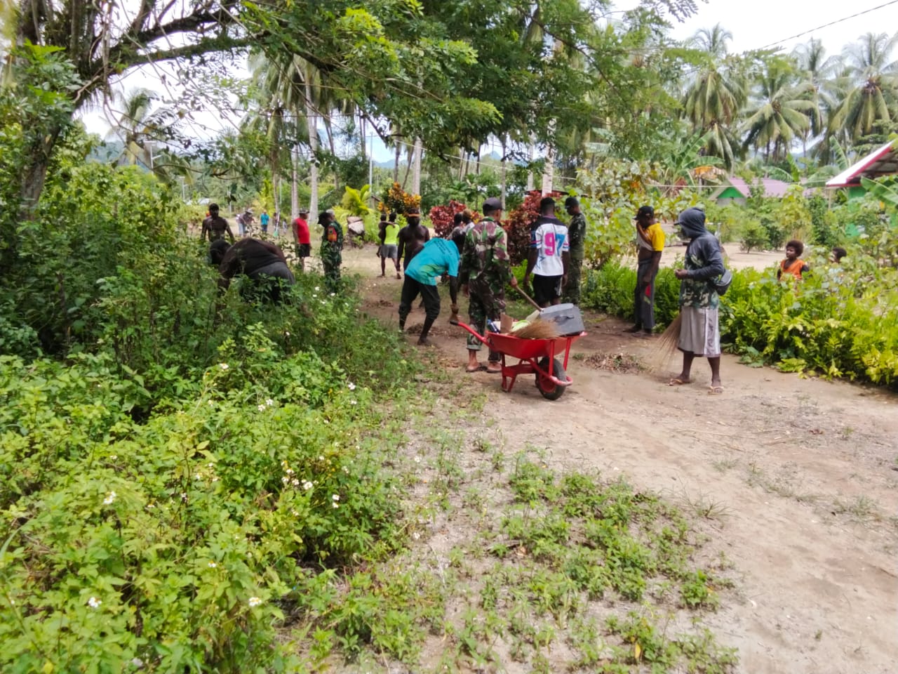 TMMD Ke-127 di Kaimana Bangkitkan Semangat Warga Sisir 2, Jalan Kampung Disulap Lebih Bersih dan Nyaman
