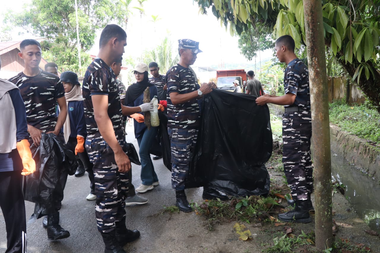 Sinergitas Kodaeral XIV Bersama Masyarakat Bersihkan Kota Sorong Dukung Program Indonesia ASRI Sinergitas Kodaeral XIV Bersama Masyarakat Bersihkan Kota Sorong Dukung Program Indonesia ASRI