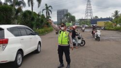 IPTU Rusandi Pimpin Pengaturan Lalu Lintas di Perempatan Cikupa Mas