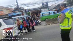AIPTU Sapudin Pimpin Pengaturan Arus Lalu Lintas Sore Hari di Jalan Raya Serang