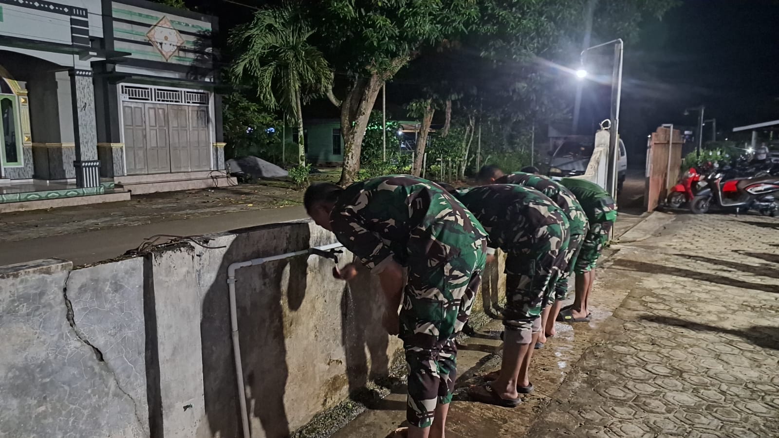 Walaupun Sibuk Bangun Desa, Anggota Satgas TMMD Tetap Prioritaskan Kewajiban Beribadah