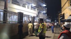 Personel Polsek Cikupa Laksanakan Pengamanan Sholat Tarawih di Masjid Jami Nurul Nururrohman