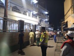 Personel Polsek Cikupa Laksanakan Pengamanan Sholat Tarawih di Masjid Jami Nurul Nururrohman