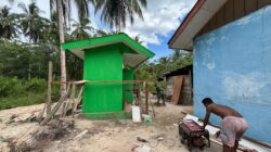 Hari ke-14 TMMD ke-127, Kodim 1804/Kaimana Laksanakan Pemasangan Tehel MCK di Kampung Sisir, Progres 56 Persen