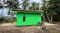 TMMD Ke-127 Kodim 1804/Kaimana Genjot Pengecatan dan Pembersihan Rumah Warga di Kampung Sisir