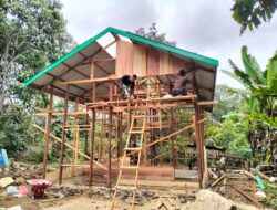 Penuh Ketelitian, Satgas TMMD Pasang Dinding RTLH