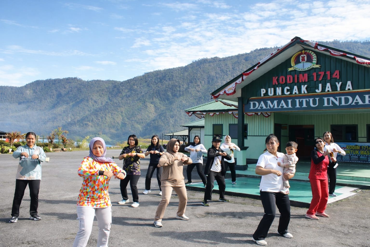Senam Jum'at Sehat Bersama, Cara Ibu Persit Kodim 1714/Puncak Jaya Tampil Bugar Dan Sehat