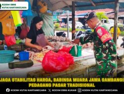 Jaga Stabilitas Harga, Babinsa Muara Jawa Sambangi Pedagang Pasar Tradisional