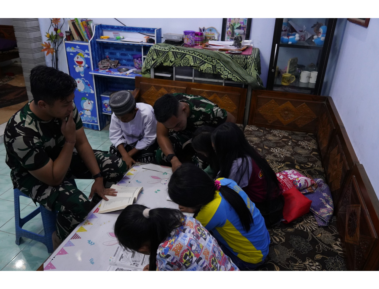 Bangun Generasi, Satgas TMMD Ke 127 Bimbing Belajar Anak-Anak Barurejo Bangun Generasi, Satgas TMMD Ke 127 Bimbing Belajar Anak-Anak Barurejo