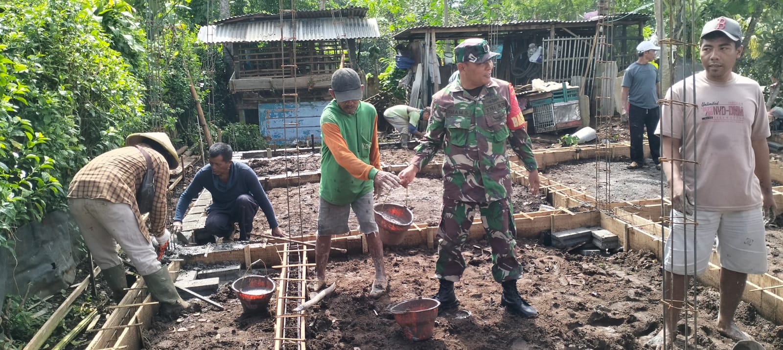 Wujud Kemanunggalan TNI-Rakyat, Babinsa Bakung Turun Langsung Bantu Warga Wujud Kemanunggalan TNI-Rakyat, Babinsa Bakung Turun Langsung Bantu Warga