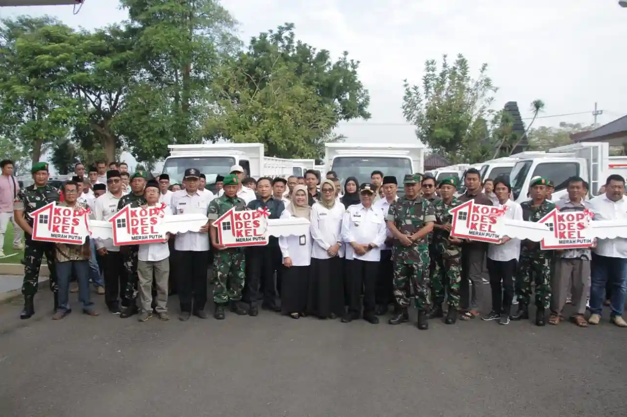 Penyerahan Simbolis Dan Pelepasan Kendaraan Truk KDKMP Di Wilayah Blitar Raya