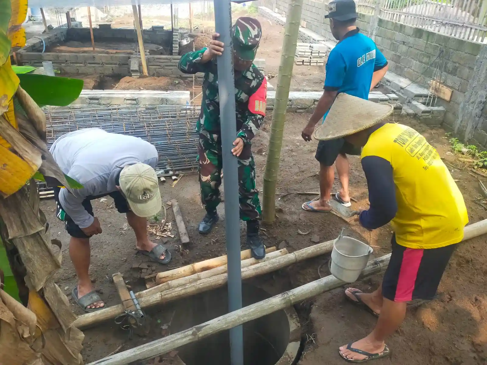 Babinsa Kelurahan Turi Aktif Renovasi MCK Warga, Tingkatkan Sanitasi Dan Kualitas Hidup