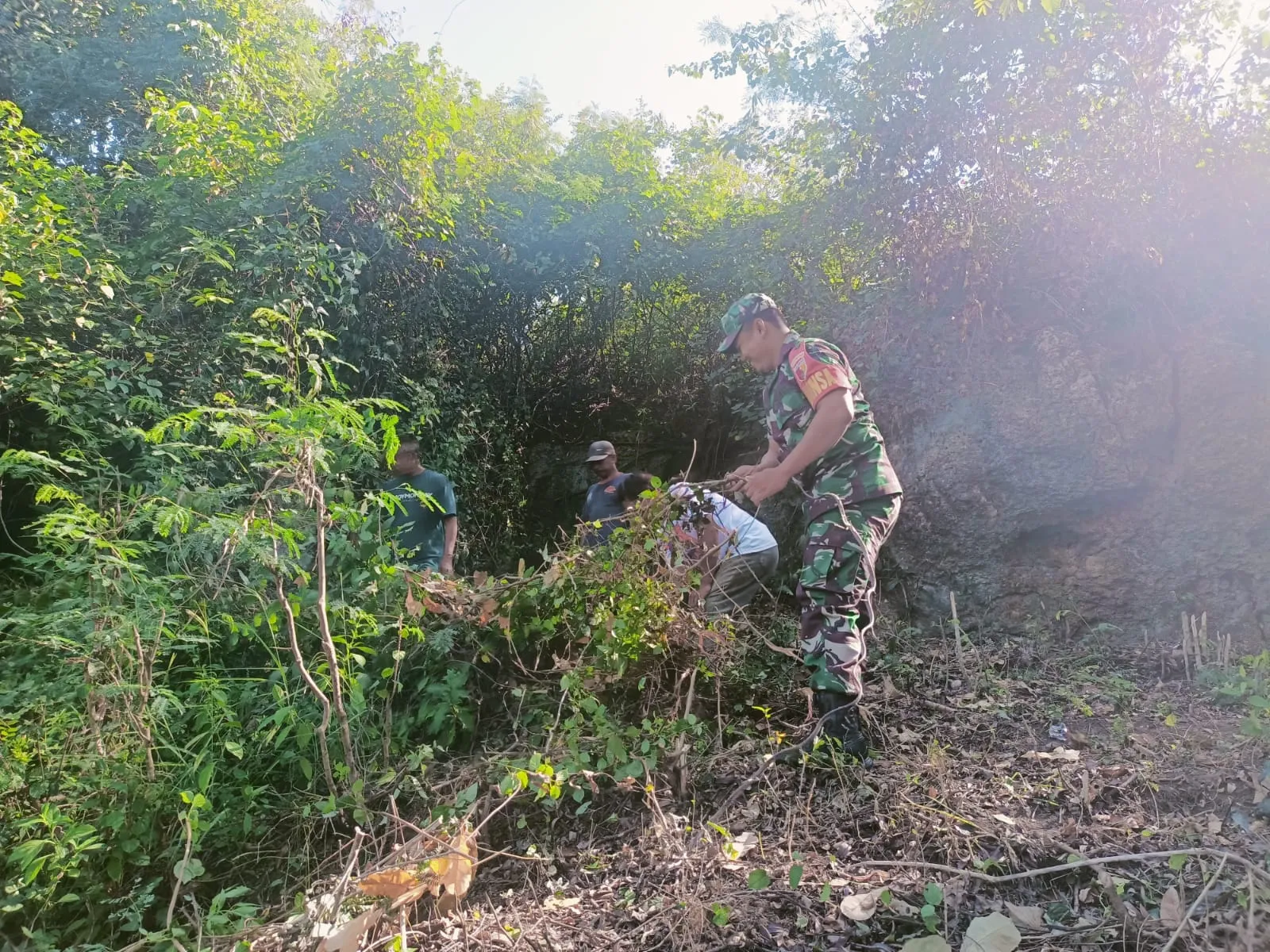 Sinergi TNI Dan Warga, Jumat Bersih Di Gunung Gundul Berjalan Semarak