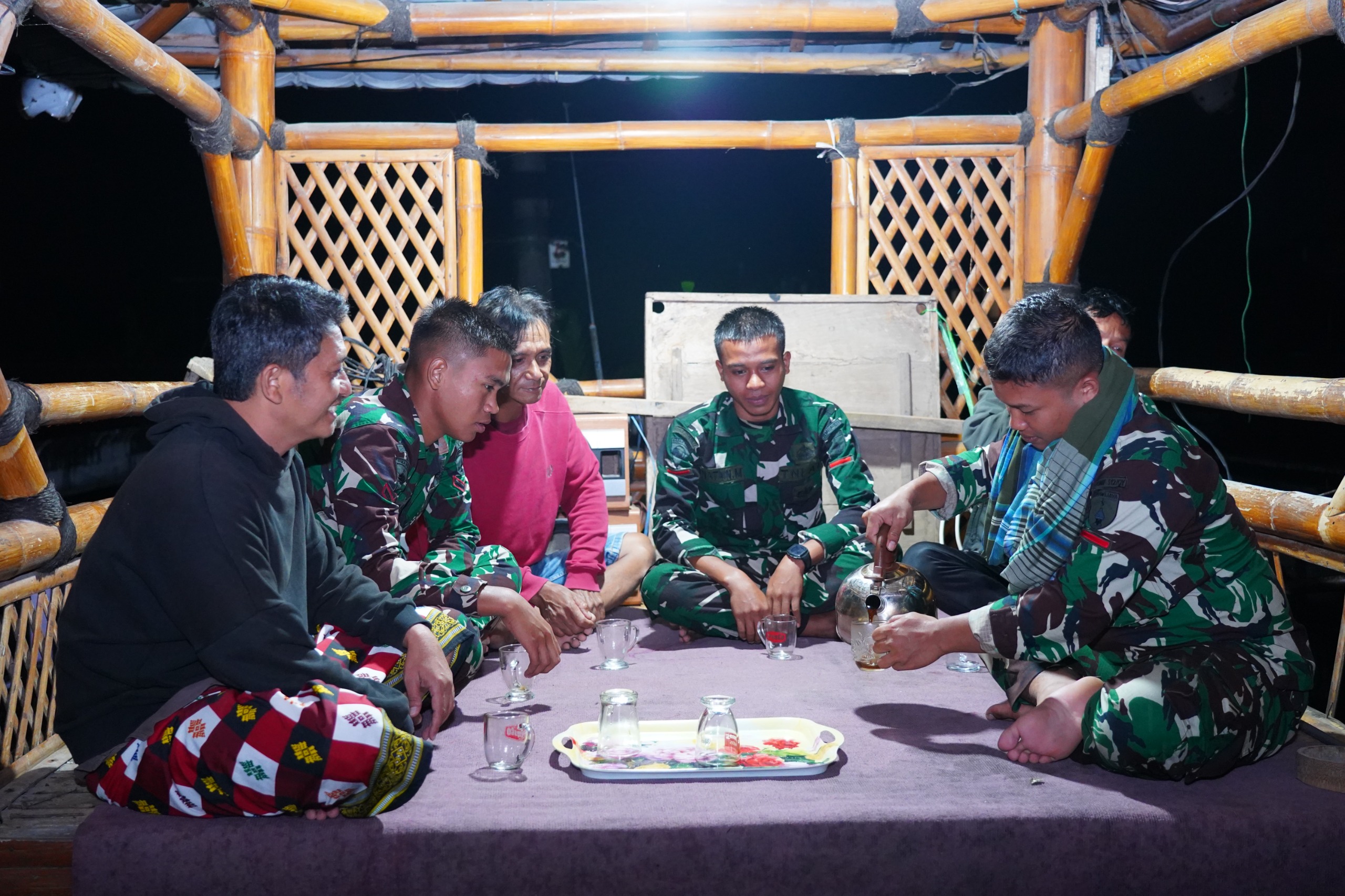 Pererat Kemanunggalan, Satgas TMMD Ke 127 Kodim 0808/Blitar Gelar Ronda Malam Bersama Warga Dusun Tirtomoyo