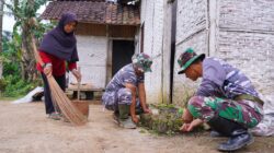 Sembari Menanti Buka Puasa, Satgas TMMD 127 Kodim Blitar Bantu Bersihkan Rumah Warga
