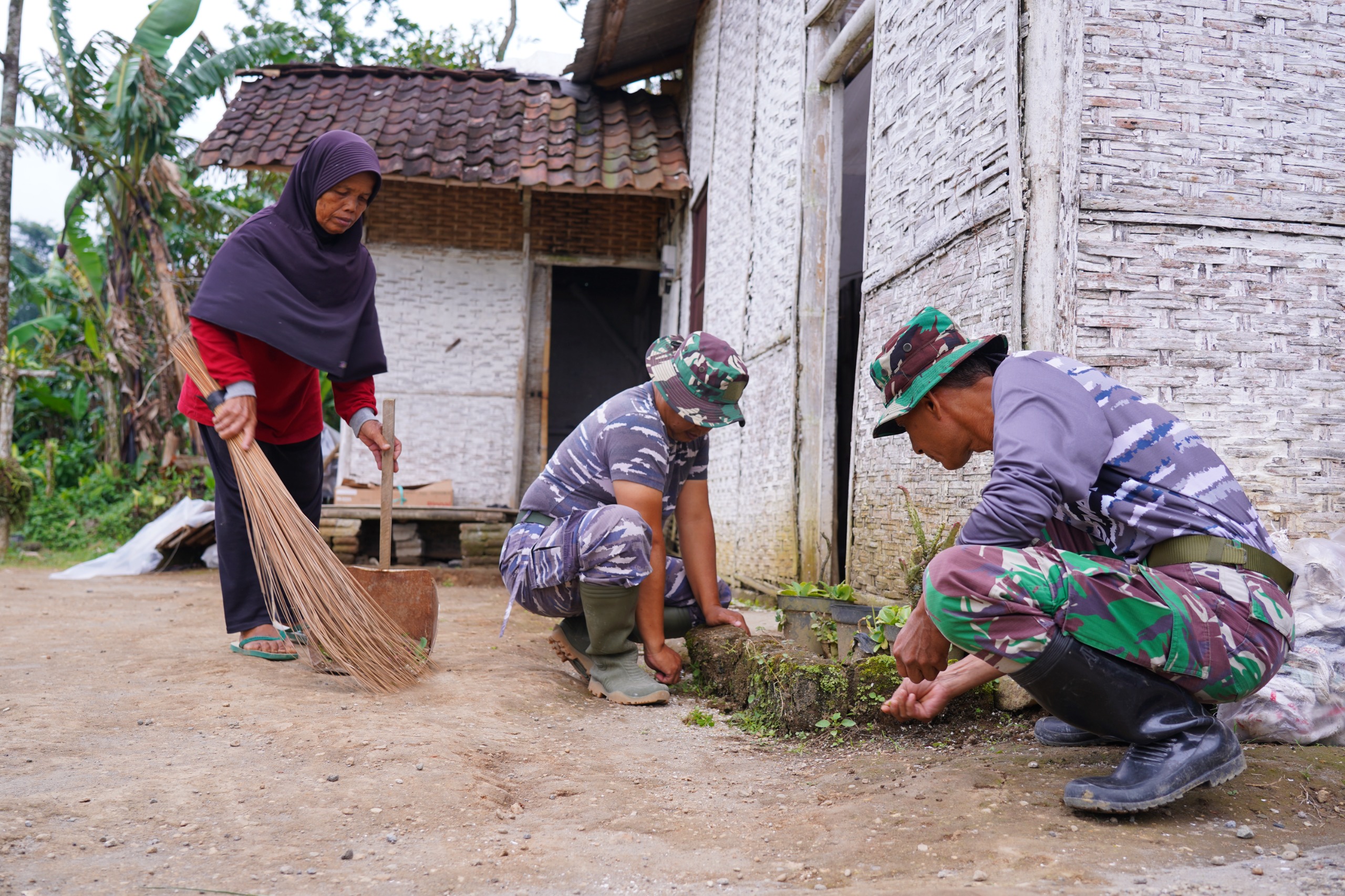 Sembari Menanti Buka Puasa, Satgas TMMD 127 Kodim Blitar Bantu Bersihkan Rumah Warga