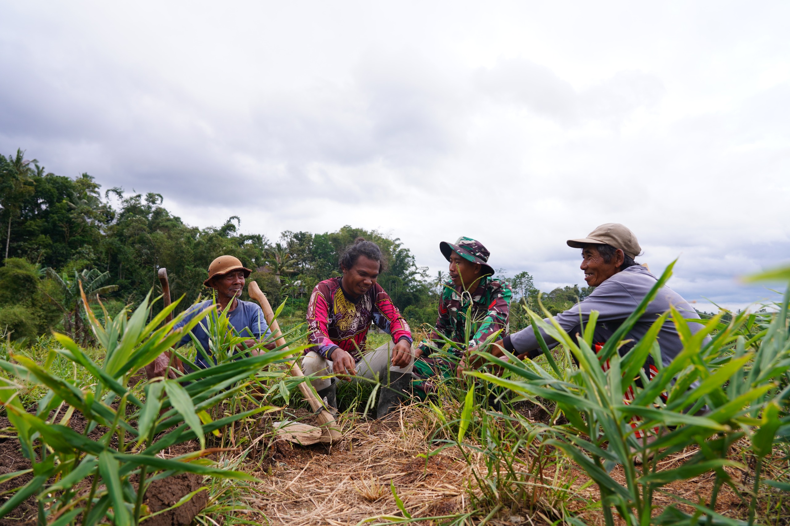 Disela Kesibukan, Satgas TMMD KE-127 Kodim 0808/Blitar Jalin Keakraban Bersama Petani Di Desa Krisik