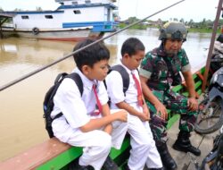 Berangkat ke Sasaran TMAB dan MCK, Serka Joko Bertemu Pejuang Cilik di Atas Penyeberangan Sungai Mahakam