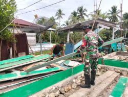 Humanis dan Sigap, Babinsa Kodim 1505/Tidore Bantu Warga Meski di Tengah Puasa
