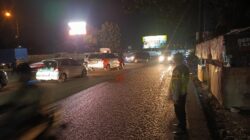 Kanit Binmas IPTU Mahdi Pimpin Penyekatan Kendaraan Sumbu Tiga di Wilayah Cikupa