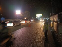 Kanit Binmas IPTU Mahdi Pimpin Penyekatan Kendaraan Sumbu Tiga di Wilayah Cikupa