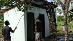 Personel TMMD Ke-127 Kodim 1514/Morotai Laksanakan Pengecatan MCK di Desa Dehegila