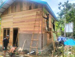 Pastikan Rumah Lebih Awet, Satgas TMMD Wiltas Ke-127 Genjot Pengecatan