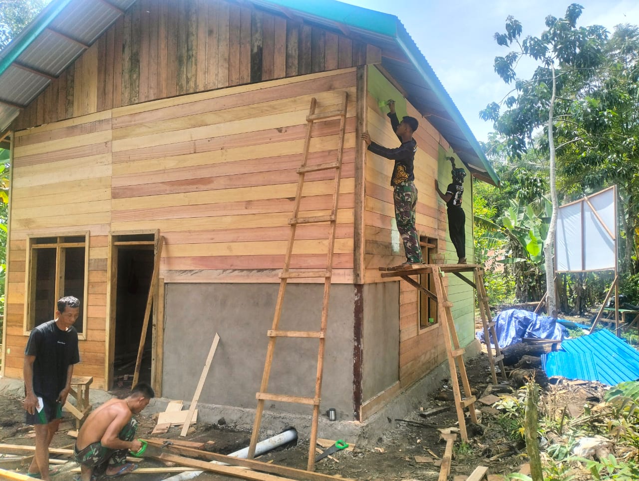 Pastikan Rumah Lebih Awet, Satgas TMMD Wiltas Ke-127 Genjot Pengecatan