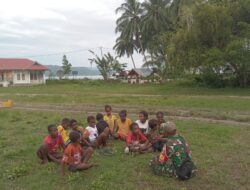 Hangatnya Kebersamaan Satgas TMMD 127 Kodim 1804/Kaimana, Babinsa Tanamkan Wawasan Kebangsaan kepada Anak-anak Kampung Marsi