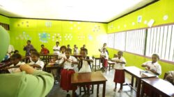 Persit KCK Kodim 1804/Kaimana Edukasi Siswa SD Kampung Sisir di TMMD ke-127