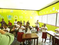 Persit KCK Kodim 1804/Kaimana Edukasi Siswa SD Kampung Sisir di TMMD ke-127