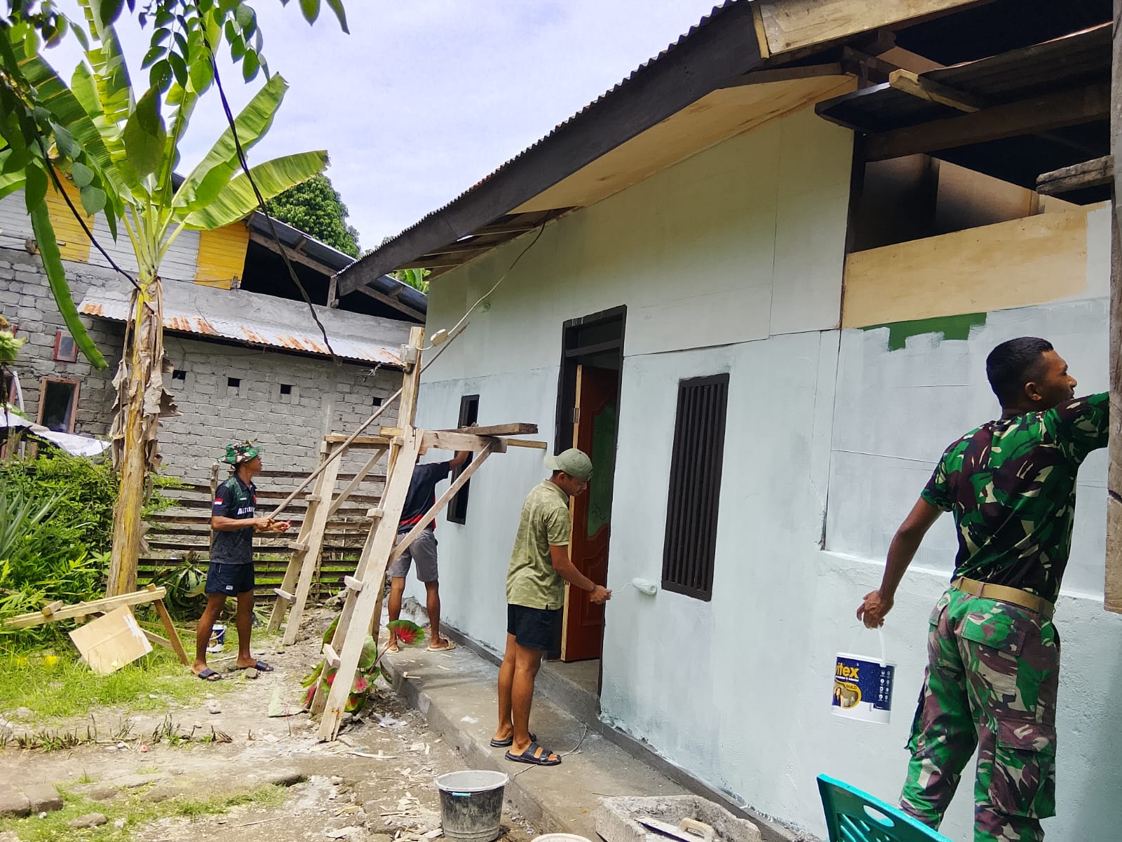 Personel TMMD Ke-127 Kodim 1514/Morotai Laksanakan Pengecatan RTLH di Desa Mandiri