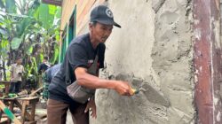 Dansatgas TMMD Turun Langsung Bantu Pekerjaan RTLH di Kampung Linggang Amer