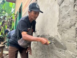 Dansatgas TMMD Turun Langsung Bantu Pekerjaan RTLH di Kampung Linggang Amer