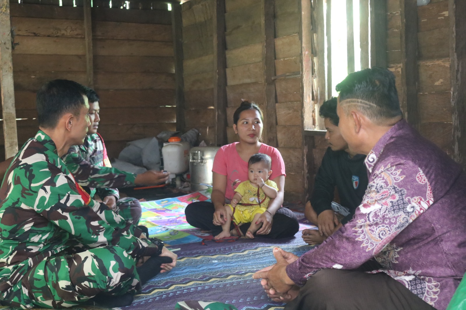 Dansatgas TMMD Kunjungi Rumah Warga Penerima Bantuan RTLH di Linggang Amer