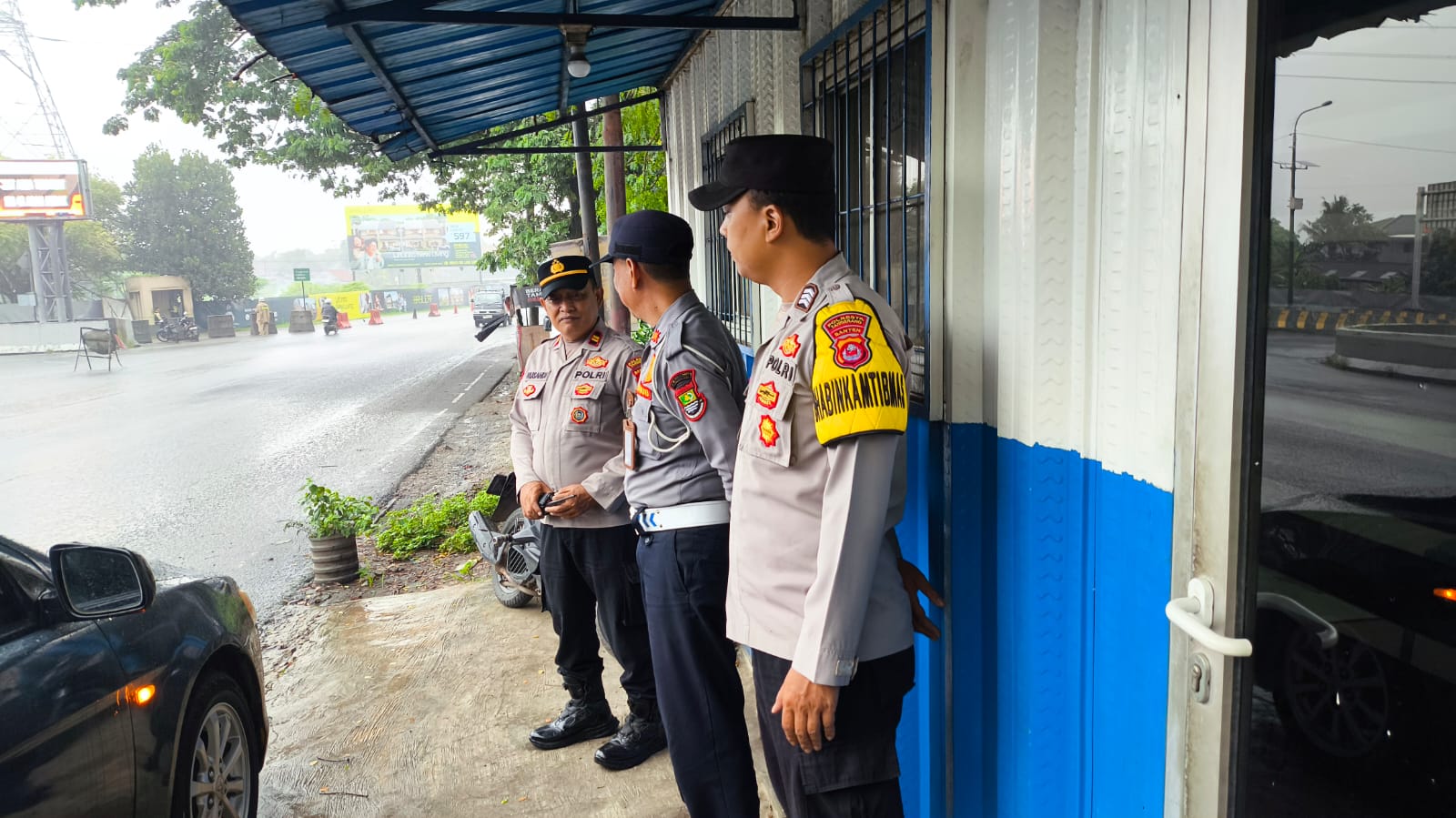 IPTU Rusandi Pimpin Penyekatan Truk Sumbu Tiga, Polsek Cikupa Bersama Dishub Tertibkan Jam Operasional