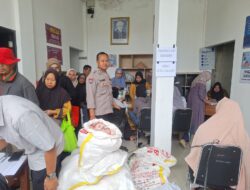 Bripka S. Hamdi Laksanakan Pengamanan Penyaluran Bantuan Beras dan Daging dari Pemprov Banten di Desa Cikupa