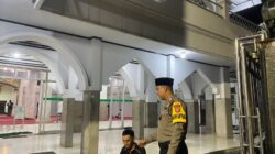 Brigadir Ibnu Dermawan Laksanakan Pengamanan Sholat Tarawih di Masjid Jami Nurul Nururrohman