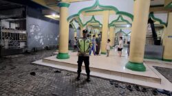 Bripka S. Hamdi Laksanakan Pengamanan Sholat Tarawih di Masjid Baiturrahman Desa Pasir Gadung
