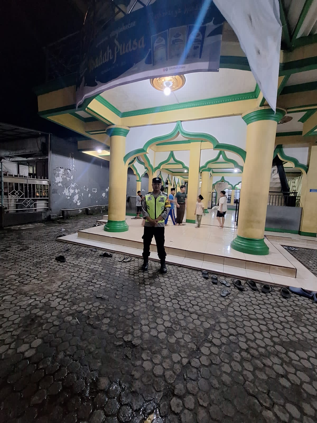 Bripka S. Hamdi Laksanakan Pengamanan Sholat Tarawih di Masjid Baiturrahman Desa Pasir Gadung