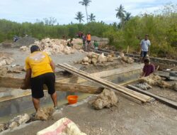 Personel TMMD Ke-127 Kodim 1514/Morotai Lanjutkan Pembuatan Drainase di Desa Gotalamo