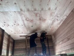 Satgas TMMD Kodim 0912/Kubar Bersama Warga Pasang Plafon RTLH di Kampung Linggang Amer